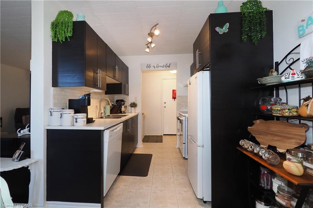 403-29 West Avenue, Kitchener, ON - Indoor Photo Showing Kitchen