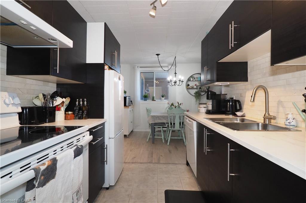 403-29 West Avenue, Kitchener, ON - Indoor Photo Showing Kitchen With Double Sink With Upgraded Kitchen