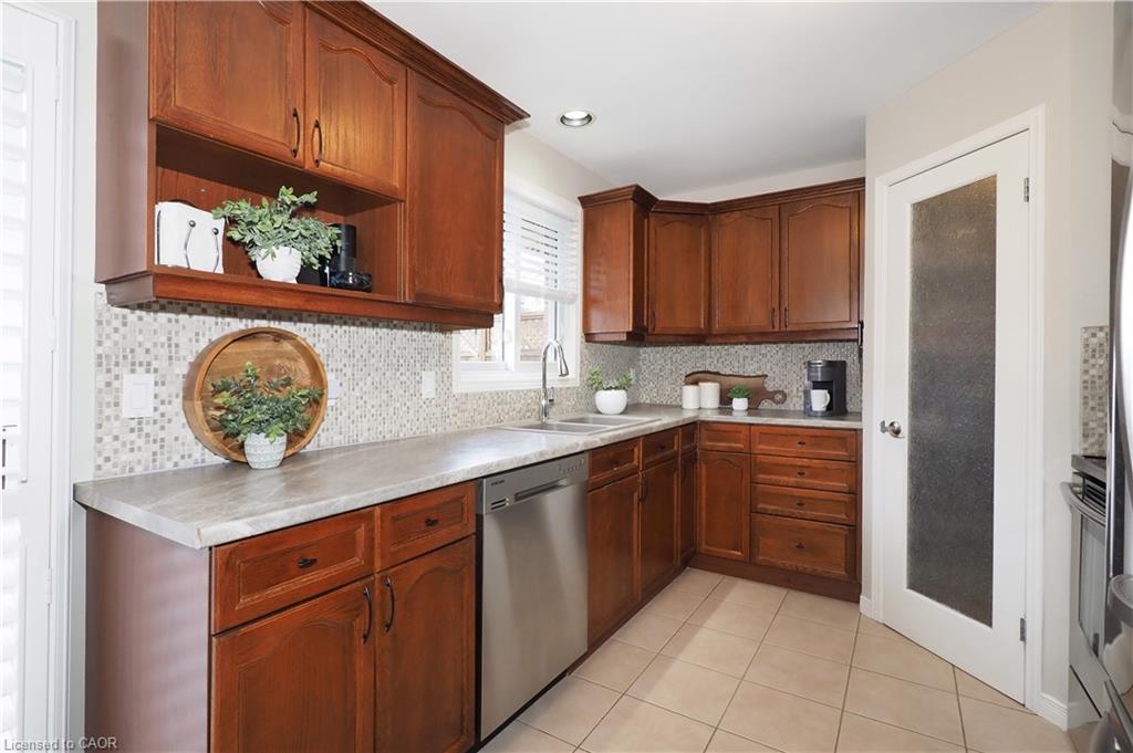 N/A-17 Grosvenor Lane, Cambridge, ON - Indoor Photo Showing Kitchen