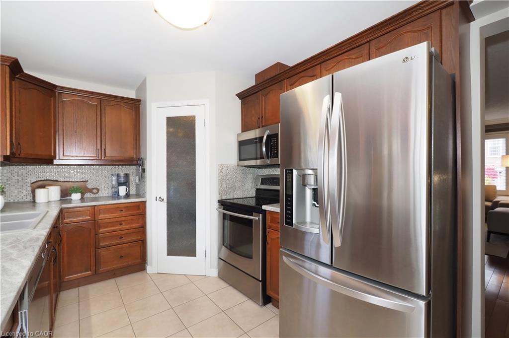 N/A-17 Grosvenor Lane, Cambridge, ON - Indoor Photo Showing Kitchen