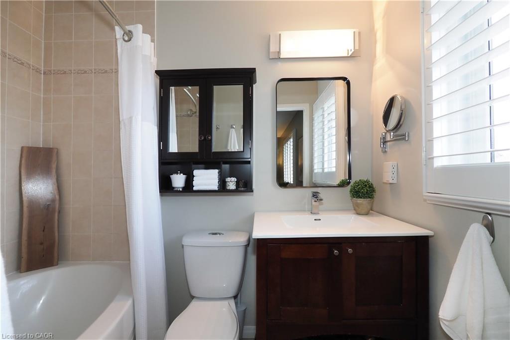 N/A-17 Grosvenor Lane, Cambridge, ON - Indoor Photo Showing Bathroom
