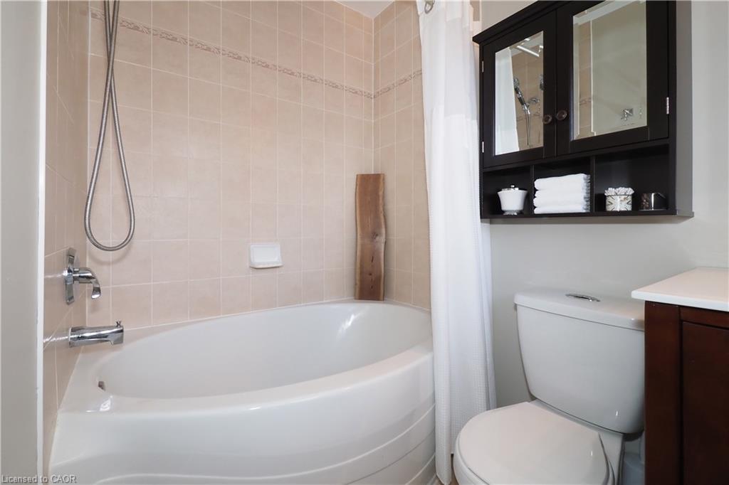 N/A-17 Grosvenor Lane, Cambridge, ON - Indoor Photo Showing Bathroom