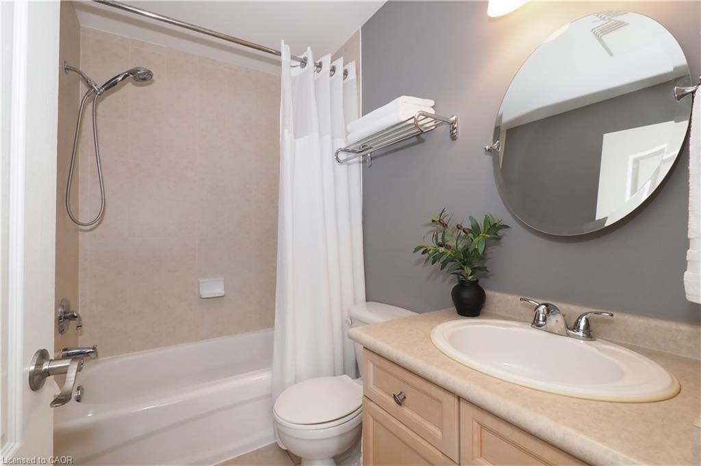 N/A-17 Grosvenor Lane, Cambridge, ON - Indoor Photo Showing Bathroom