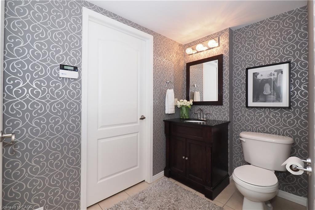 N/A-17 Grosvenor Lane, Cambridge, ON - Indoor Photo Showing Bathroom