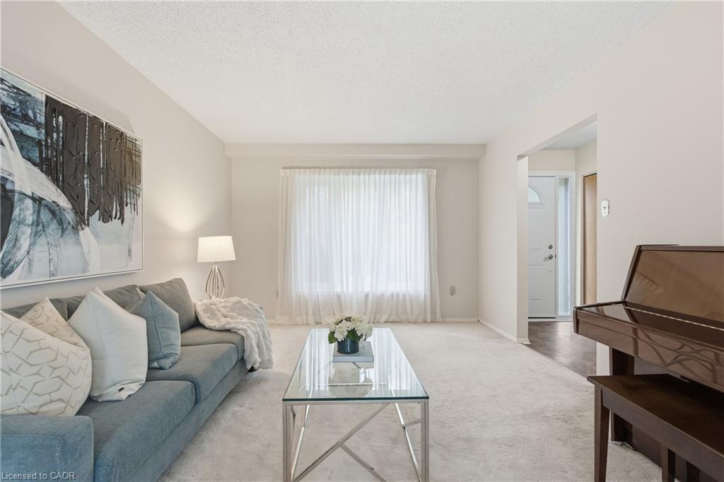 28 Bacall Crescent, Hamilton, ON - Indoor Photo Showing Living Room