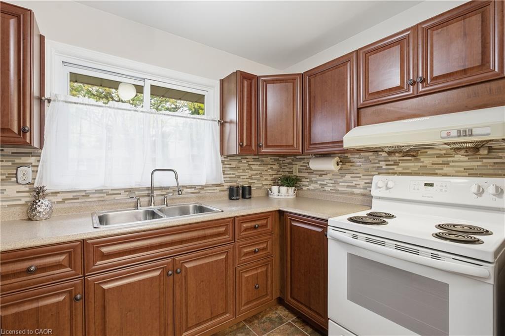 28 Bacall Crescent, Hamilton, ON - Indoor Photo Showing Kitchen With Double Sink