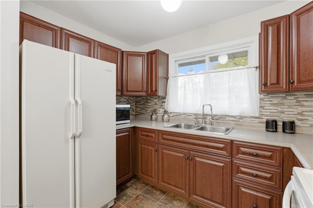 28 Bacall Crescent, Hamilton, ON - Indoor Photo Showing Kitchen With Double Sink