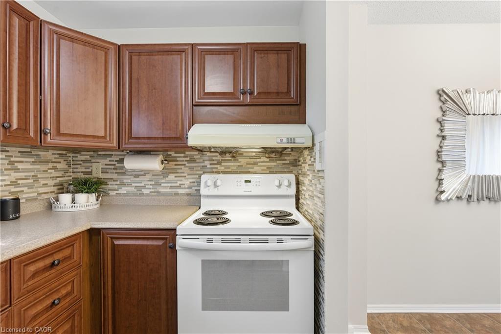 28 Bacall Crescent, Hamilton, ON - Indoor Photo Showing Kitchen