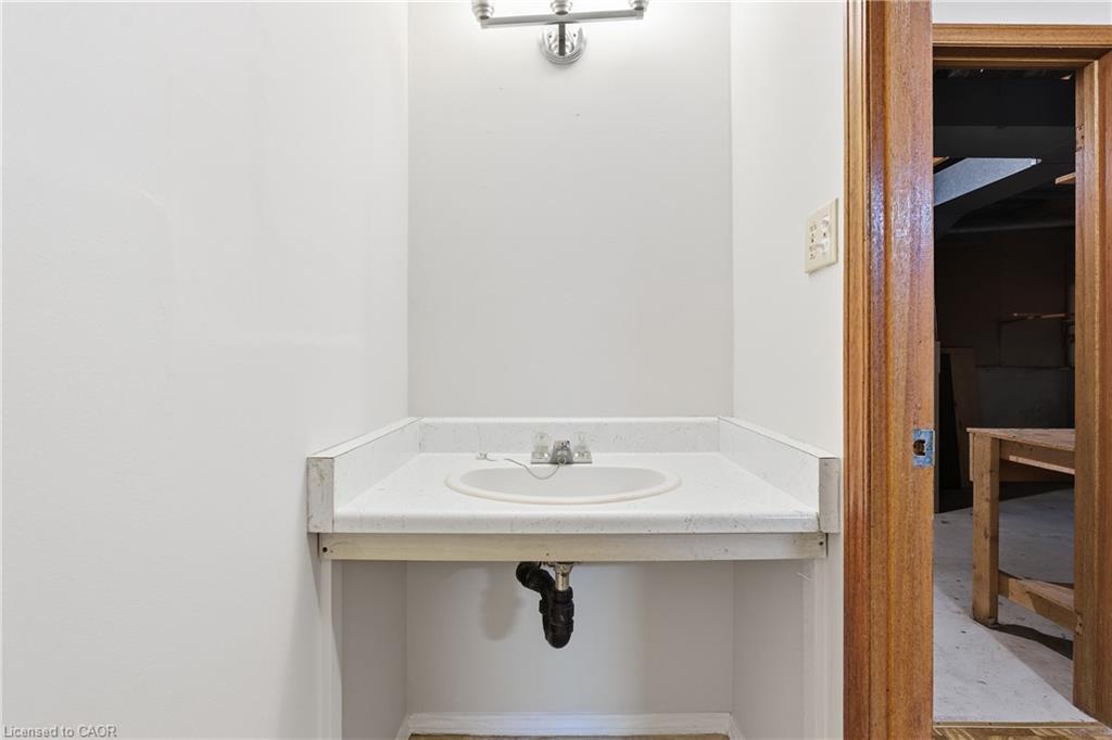 28 Bacall Crescent, Hamilton, ON - Indoor Photo Showing Bathroom