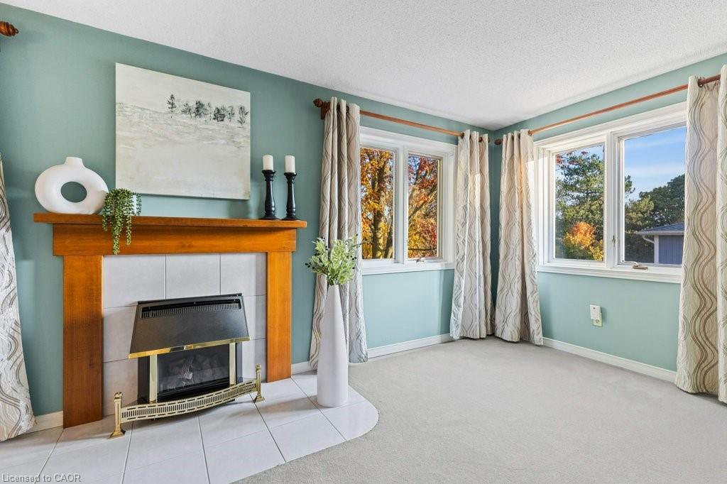 457 Stillmeadow Circle, Waterloo, ON - Indoor Photo Showing Living Room With Fireplace