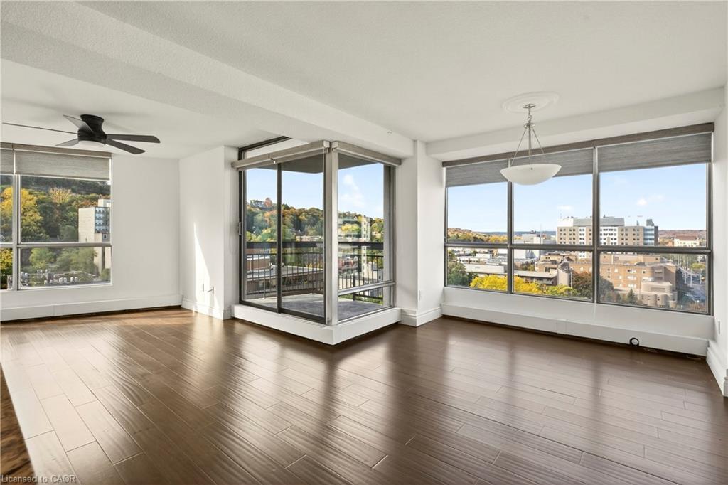 1808-150 Charlton Avenue E, Hamilton, ON - Indoor Photo Showing Living Room