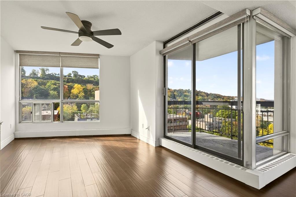 1808-150 Charlton Avenue E, Hamilton, ON - Indoor Photo Showing Living Room