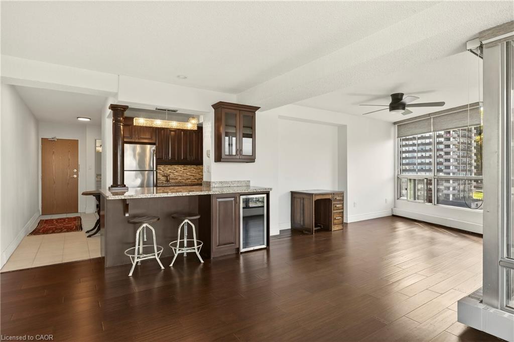 1808-150 Charlton Avenue E, Hamilton, ON - Indoor Photo Showing Kitchen