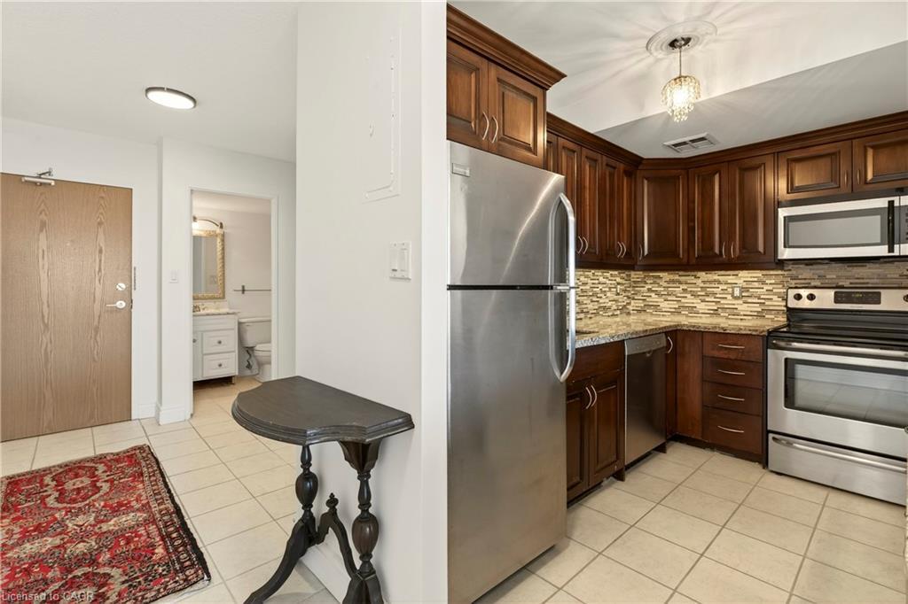 1808-150 Charlton Avenue E, Hamilton, ON - Indoor Photo Showing Kitchen
