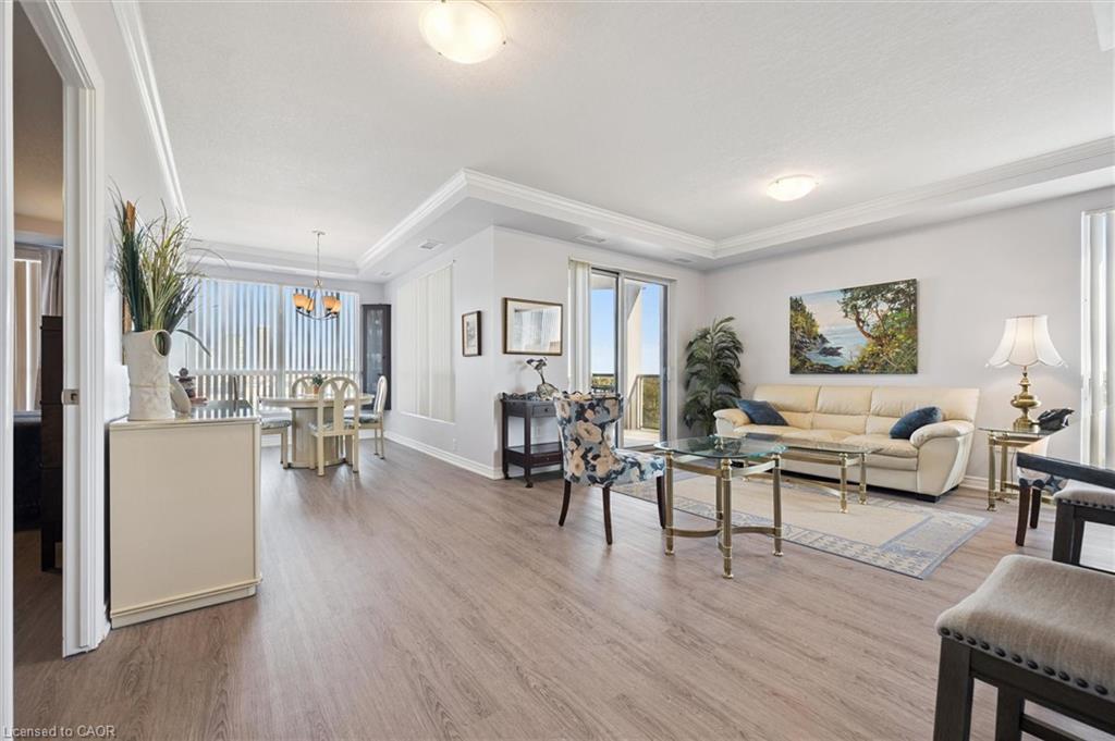 809-539 Belmont Avenue W, Kitchener, ON - Indoor Photo Showing Living Room