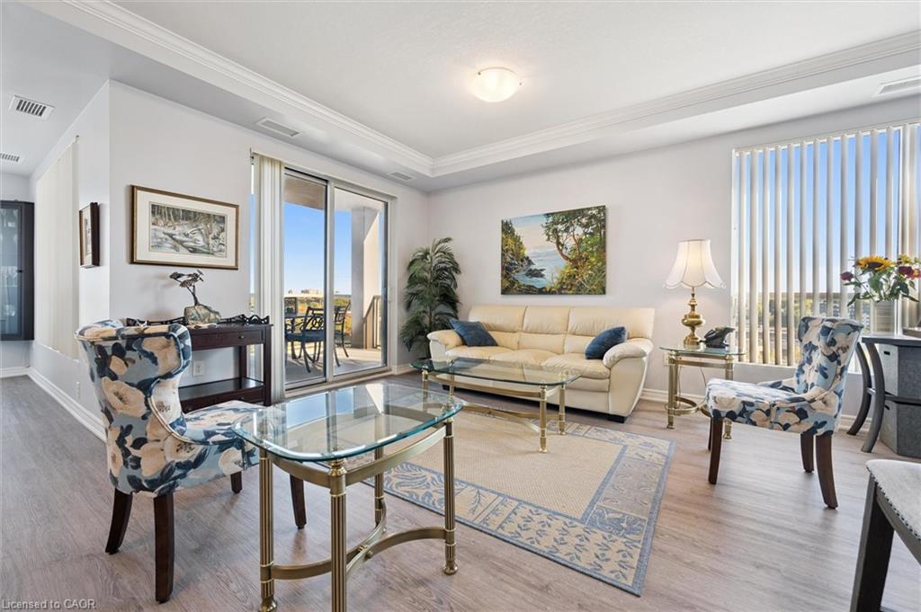 809-539 Belmont Avenue W, Kitchener, ON - Indoor Photo Showing Living Room