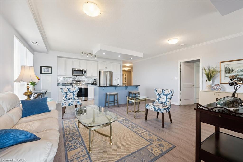 809-539 Belmont Avenue W, Kitchener, ON - Indoor Photo Showing Living Room