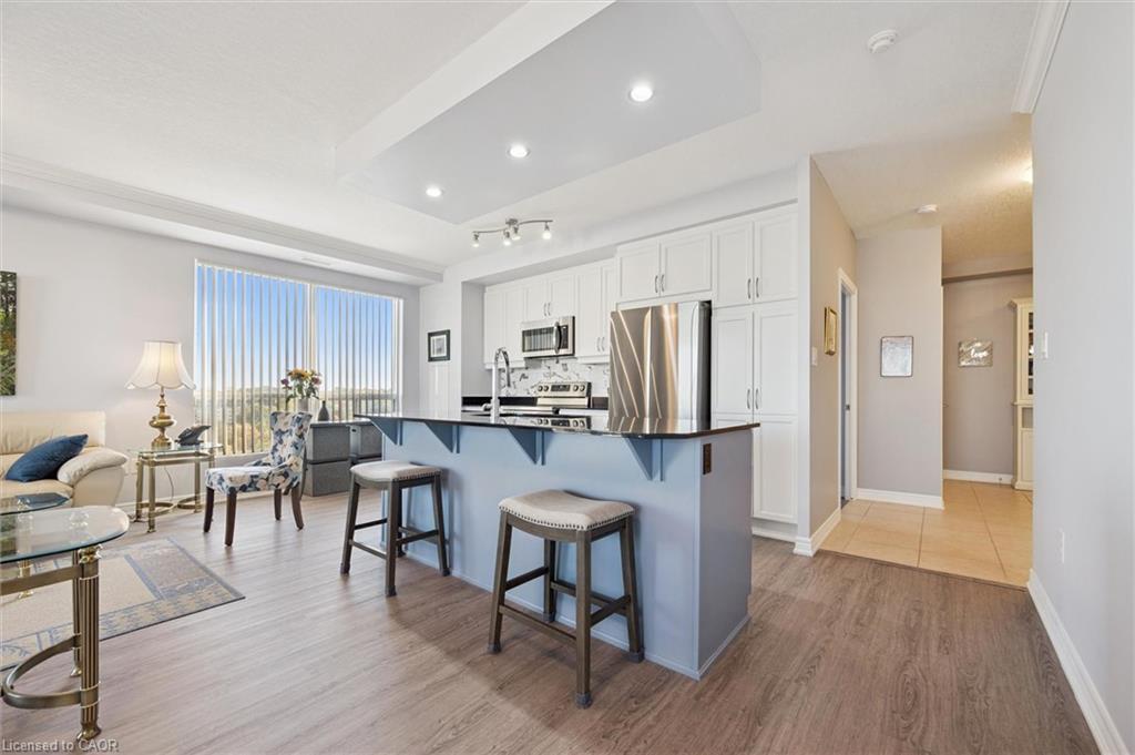 809-539 Belmont Avenue W, Kitchener, ON - Indoor Photo Showing Kitchen With Upgraded Kitchen