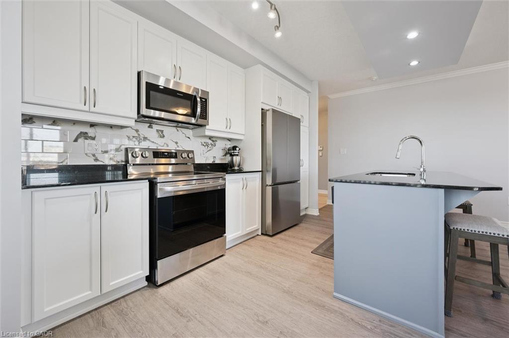 809-539 Belmont Avenue W, Kitchener, ON - Indoor Photo Showing Kitchen With Upgraded Kitchen