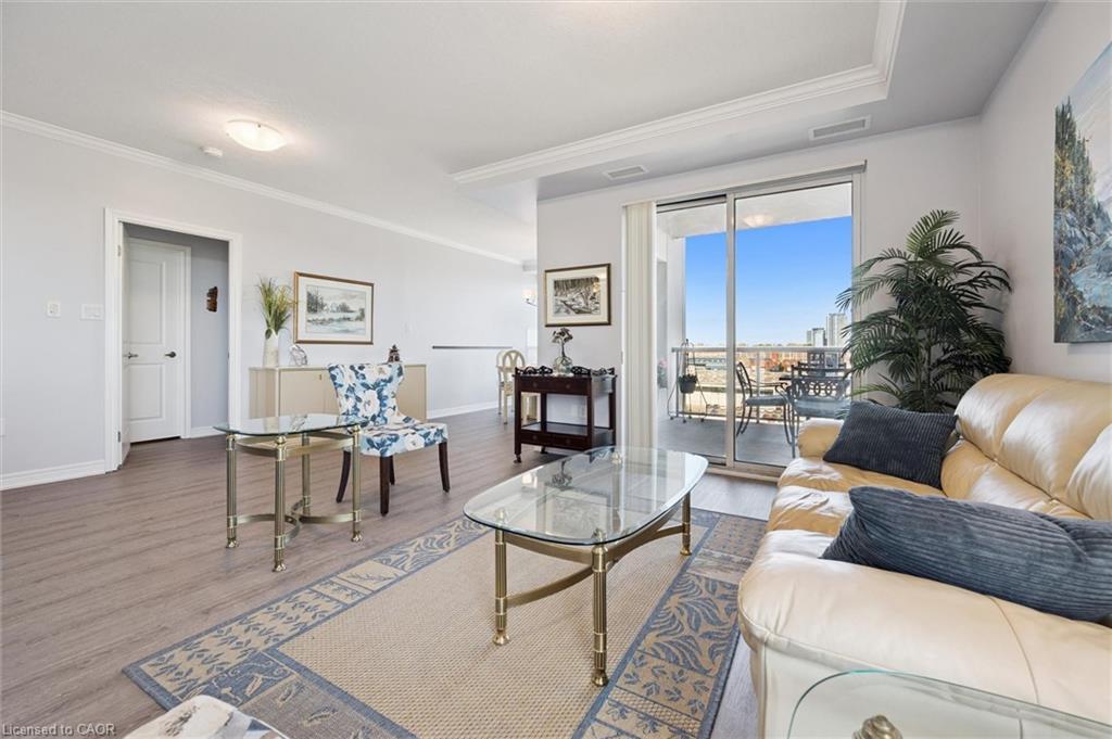 809-539 Belmont Avenue W, Kitchener, ON - Indoor Photo Showing Living Room