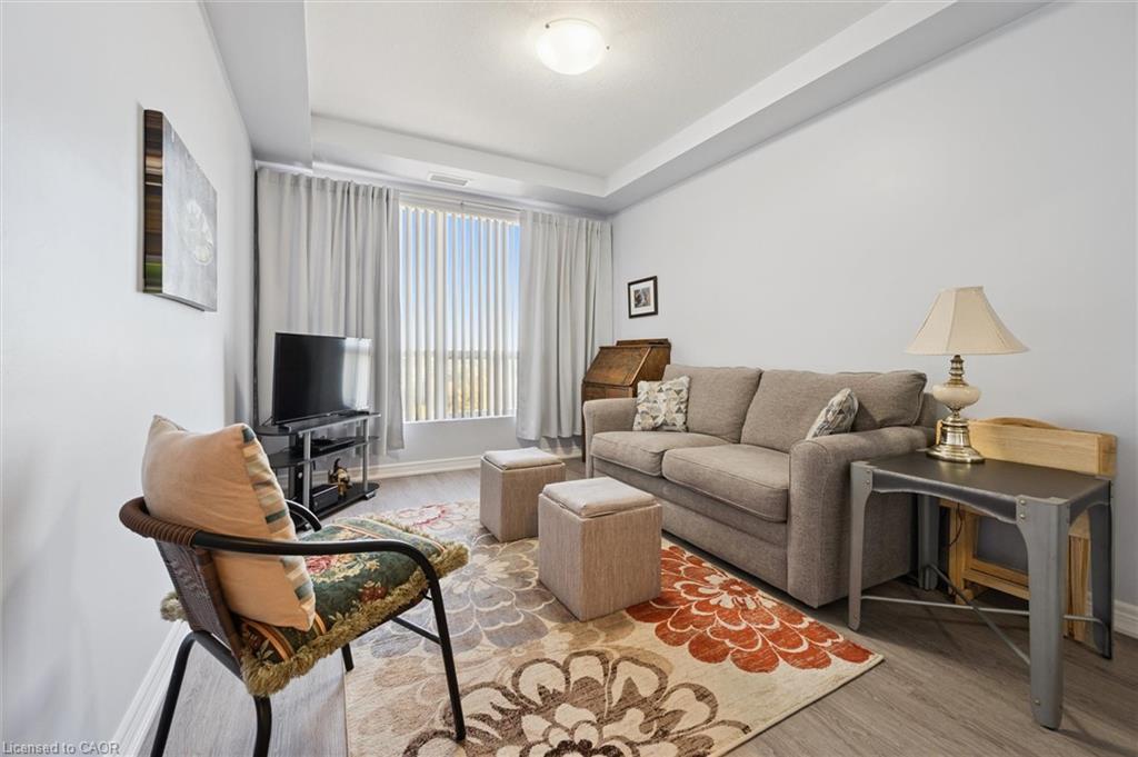 809-539 Belmont Avenue W, Kitchener, ON - Indoor Photo Showing Living Room
