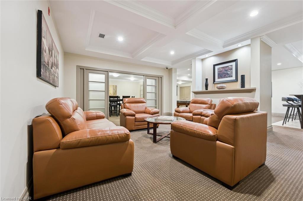 809-539 Belmont Avenue W, Kitchener, ON - Indoor Photo Showing Living Room