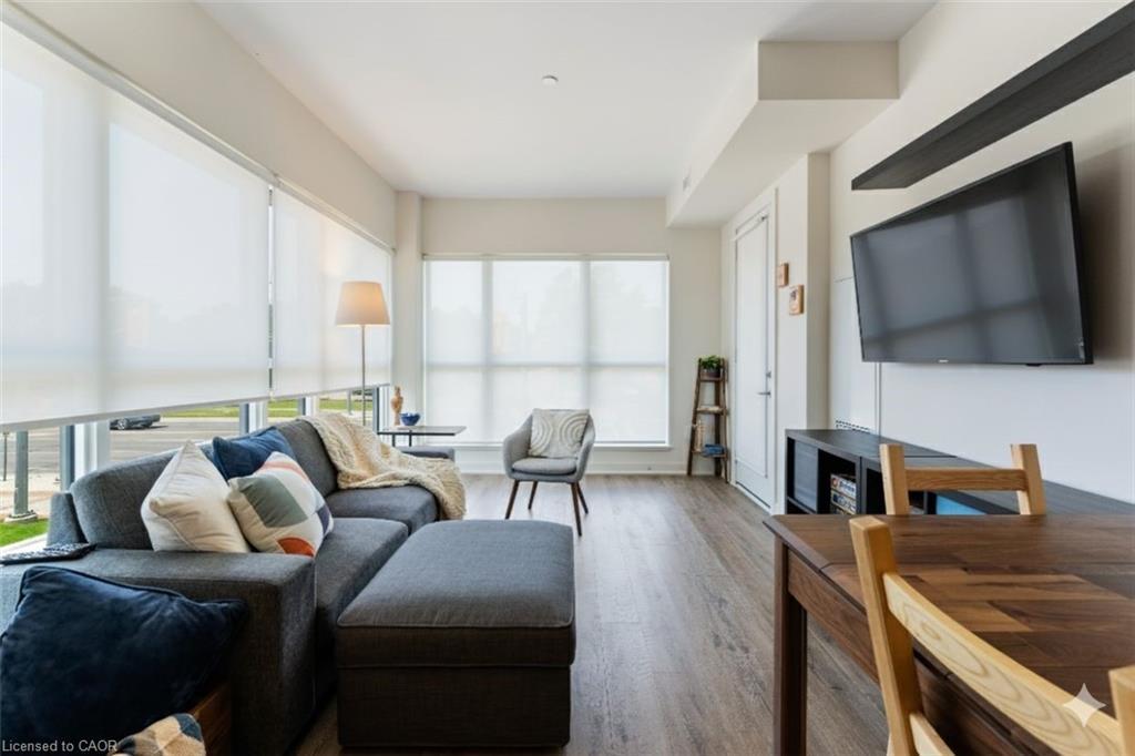 202-340 Plains Road E, Burlington, ON - Indoor Photo Showing Living Room