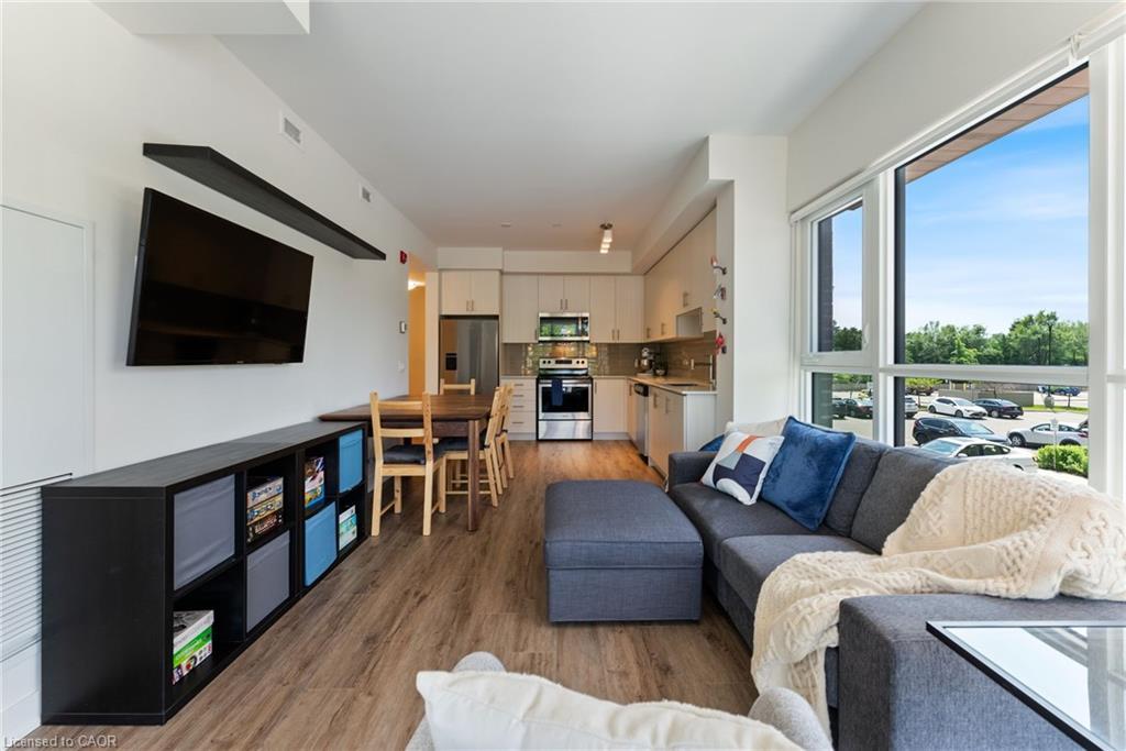 202-340 Plains Road E, Burlington, ON - Indoor Photo Showing Living Room