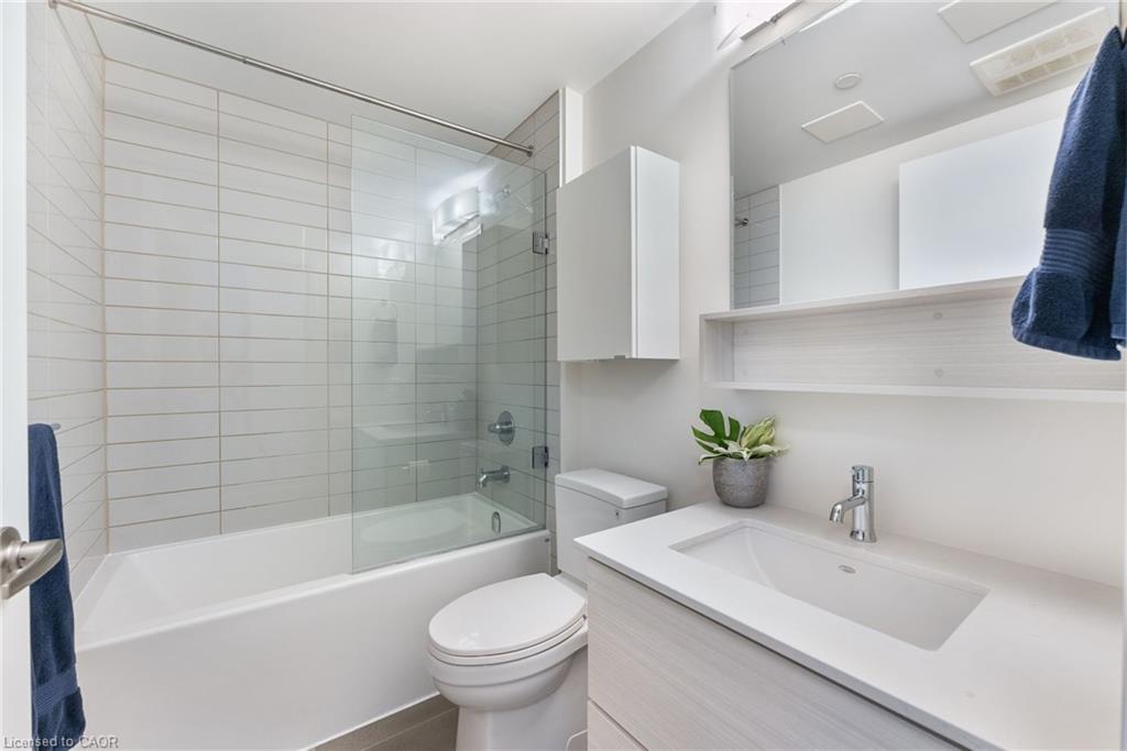 202-340 Plains Road E, Burlington, ON - Indoor Photo Showing Bathroom