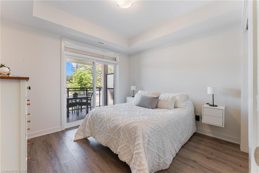 202-340 Plains Road E, Burlington, ON - Indoor Photo Showing Bedroom