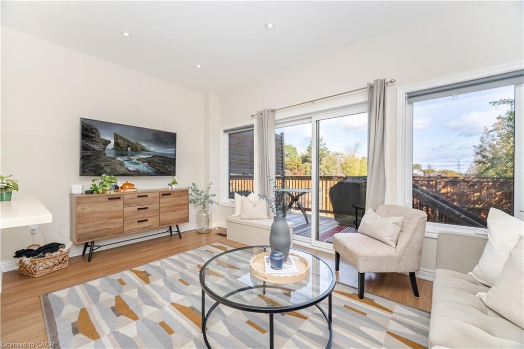 235 Mead Avenue, Hamilton, ON - Indoor Photo Showing Living Room