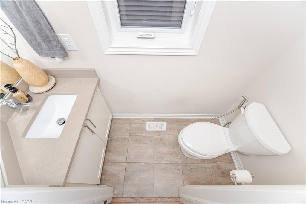 235 Mead Avenue, Hamilton, ON - Indoor Photo Showing Bathroom