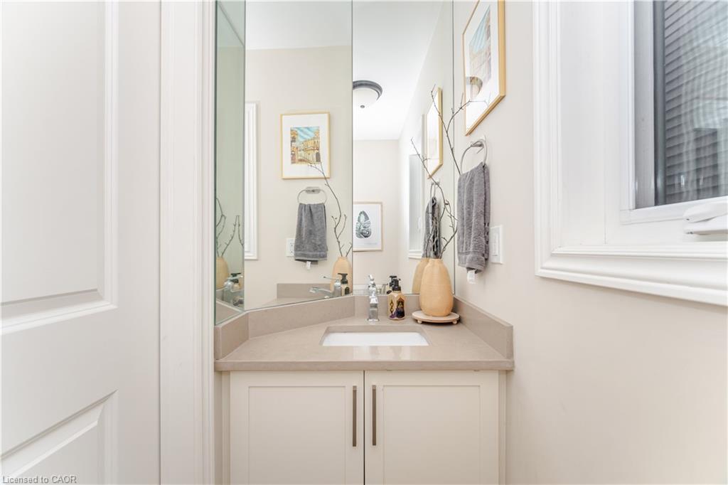 235 Mead Avenue, Hamilton, ON - Indoor Photo Showing Bathroom