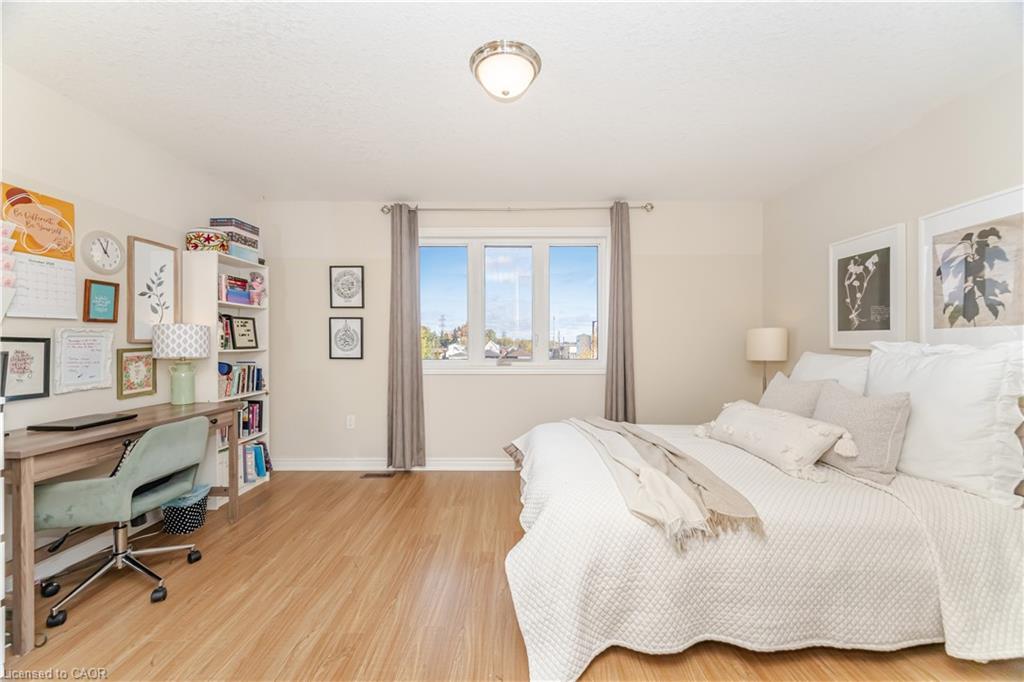 235 Mead Avenue, Hamilton, ON - Indoor Photo Showing Bedroom