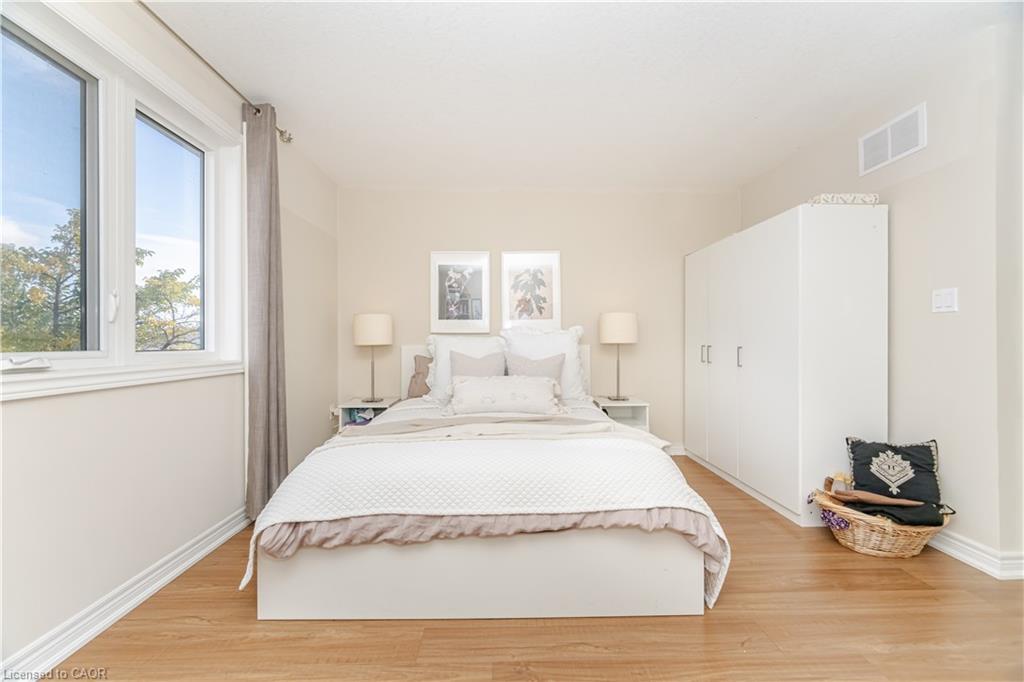 235 Mead Avenue, Hamilton, ON - Indoor Photo Showing Bedroom