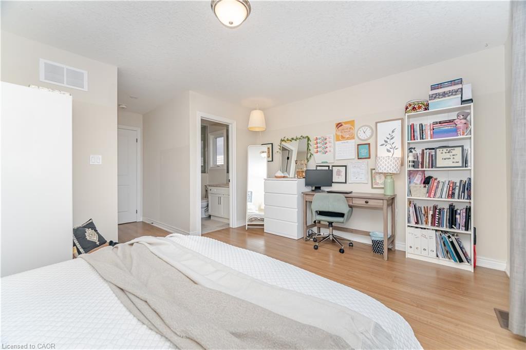 235 Mead Avenue, Hamilton, ON - Indoor Photo Showing Bedroom