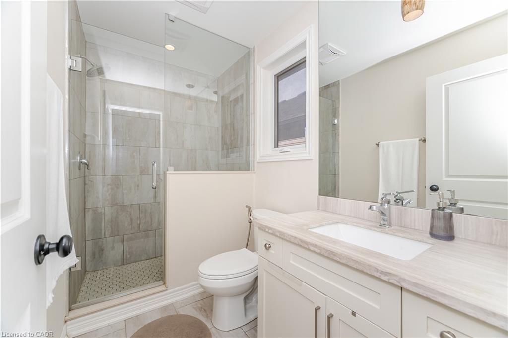 235 Mead Avenue, Hamilton, ON - Indoor Photo Showing Bathroom