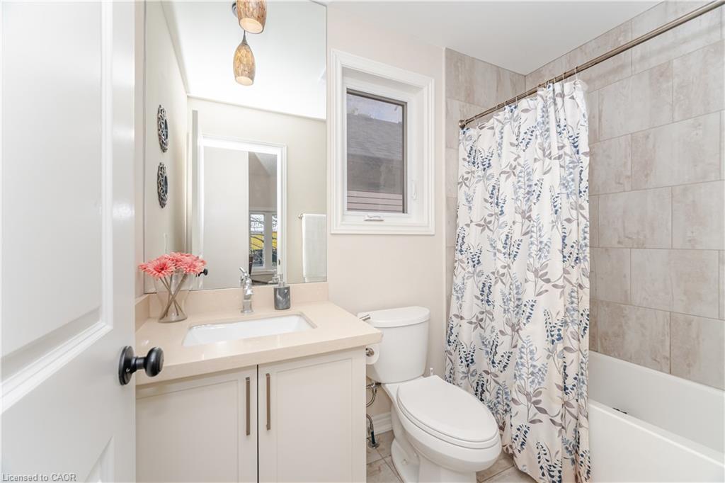 235 Mead Avenue, Hamilton, ON - Indoor Photo Showing Bathroom