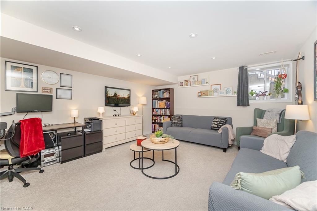 235 Mead Avenue, Hamilton, ON - Indoor Photo Showing Living Room