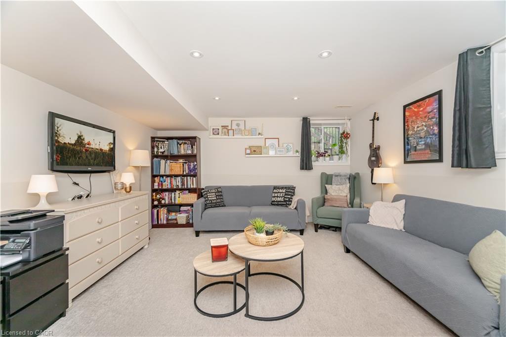 235 Mead Avenue, Hamilton, ON - Indoor Photo Showing Living Room