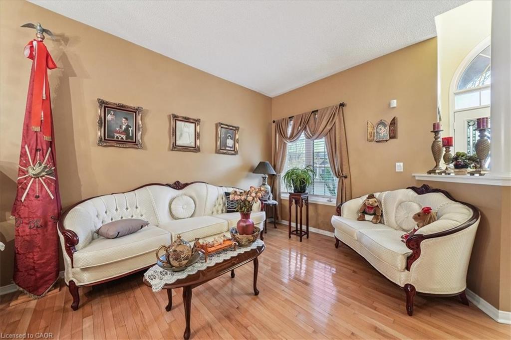 52 Mistycreek Crescent, Brampton, ON - Indoor Photo Showing Living Room