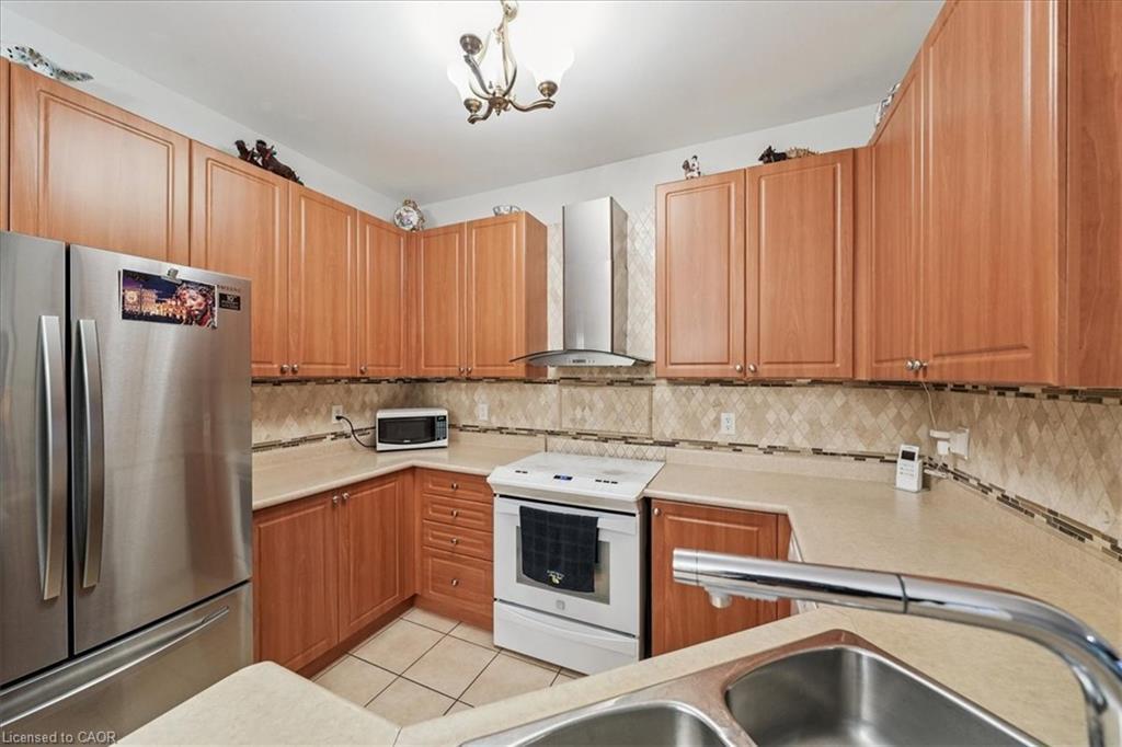 52 Mistycreek Crescent, Brampton, ON - Indoor Photo Showing Kitchen With Double Sink