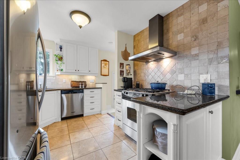 1504 Bridge Road, Oakville, ON - Indoor Photo Showing Kitchen With Upgraded Kitchen