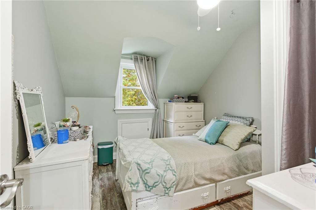 162 St. George Street, Welland, ON - Indoor Photo Showing Bedroom