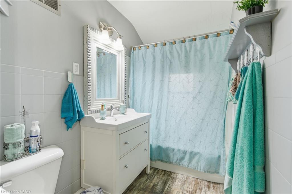 162 St. George Street, Welland, ON - Indoor Photo Showing Bathroom