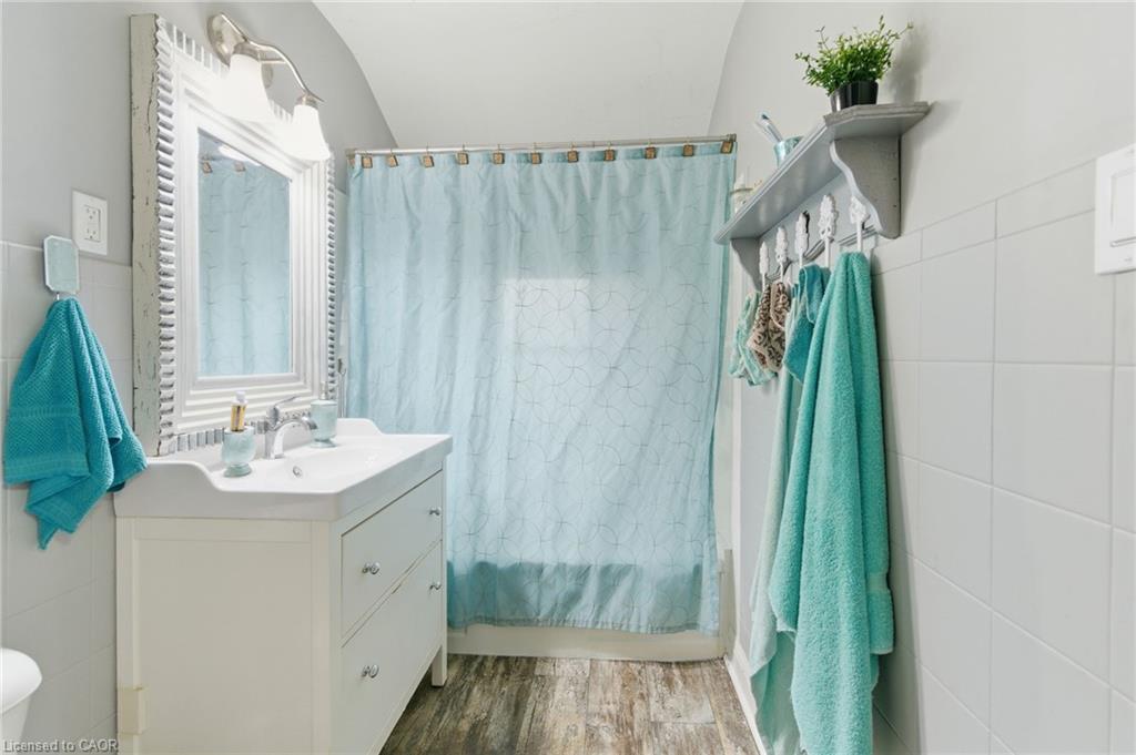 162 St. George Street, Welland, ON - Indoor Photo Showing Bathroom