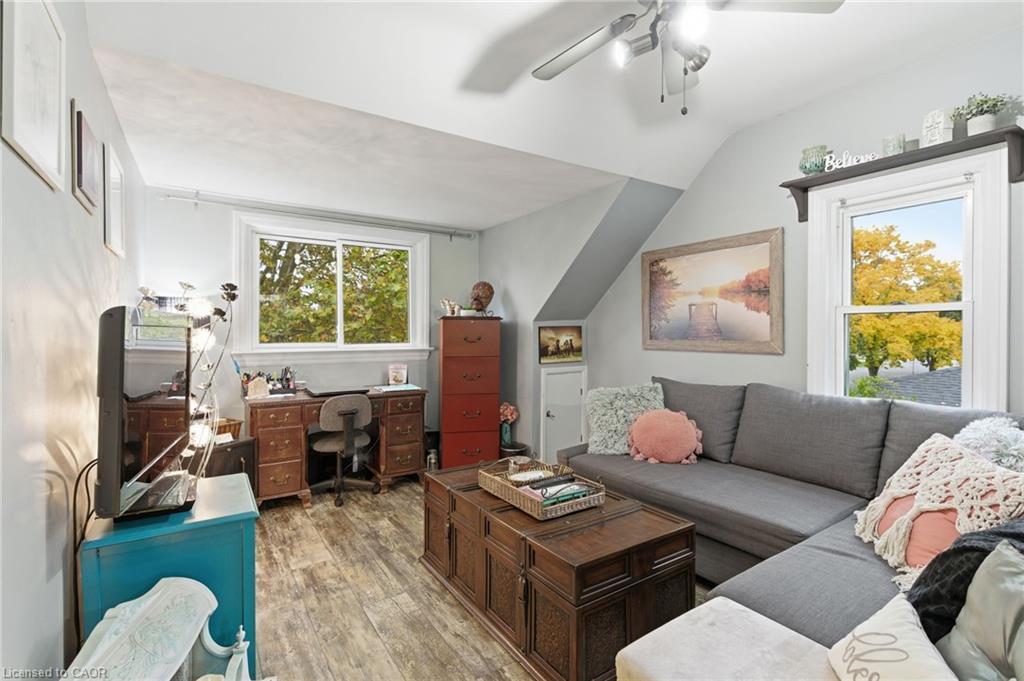 162 St. George Street, Welland, ON - Indoor Photo Showing Living Room