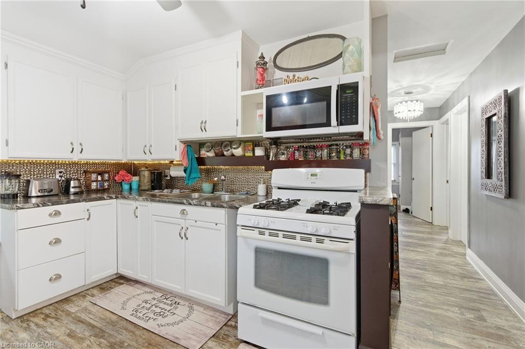 162 St. George Street, Welland, ON - Indoor Photo Showing Kitchen