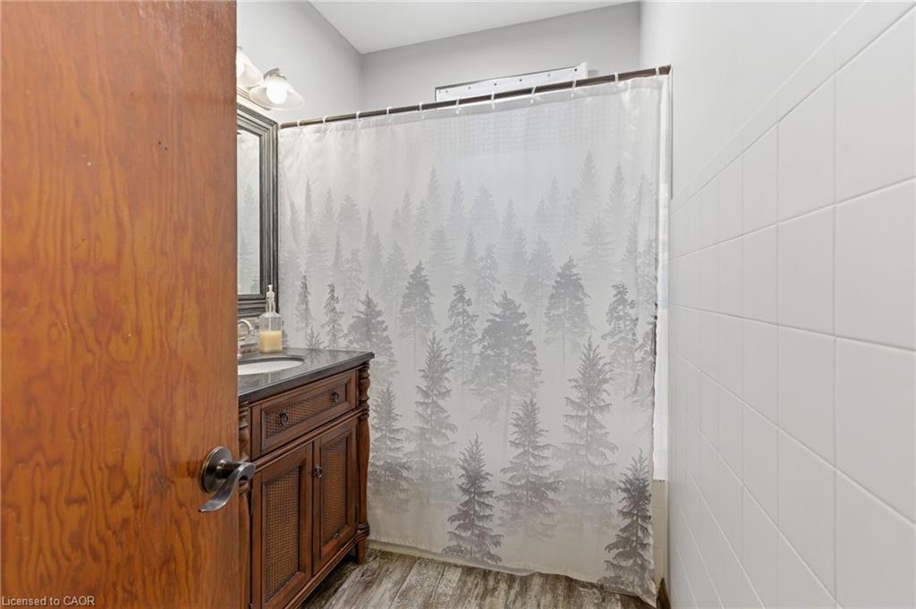 162 St. George Street, Welland, ON - Indoor Photo Showing Bathroom