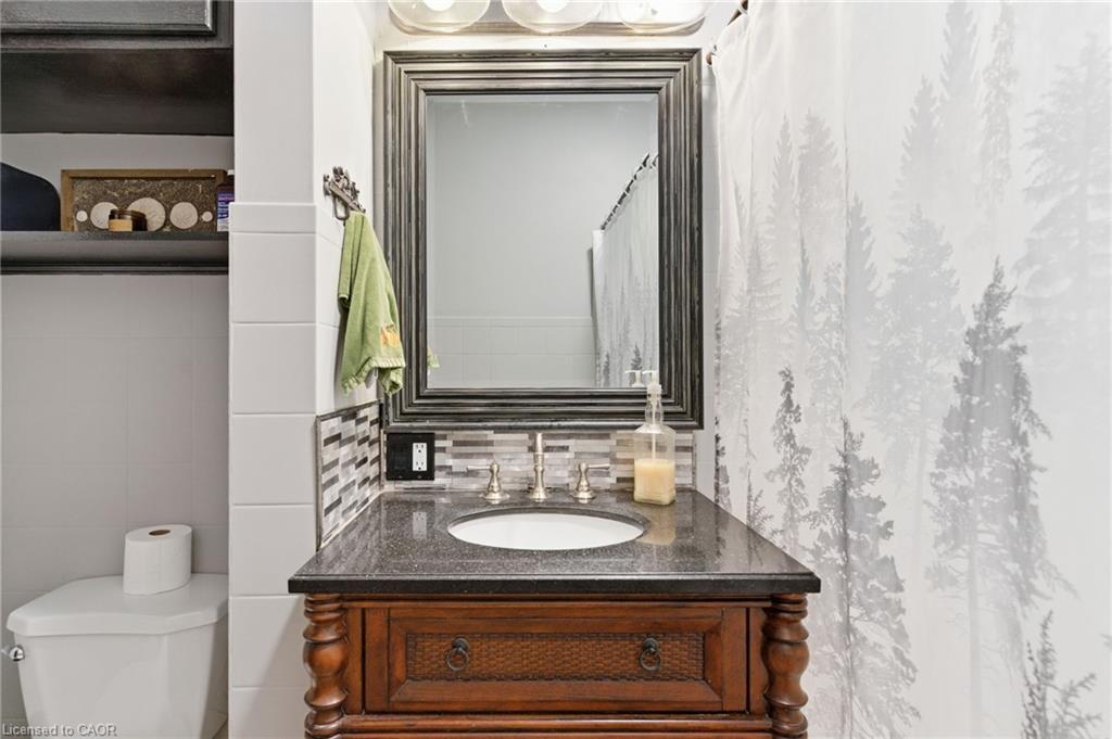 162 St. George Street, Welland, ON - Indoor Photo Showing Bathroom